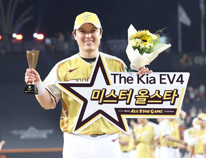 2025 신한 SOL뱅크 KBO 올스타전이 12일 오후 대전 한화생명볼파크에서 열렸다. 나눔팀이 8-6 승리 했다. 경기종료후 시상식에서 나눔팀 LG 박동원이 미스터 올스타를 수상하고 포즈를 취하고 있다 대전=정시종 기자 capa@edaily.co.kr /2025.07.12.