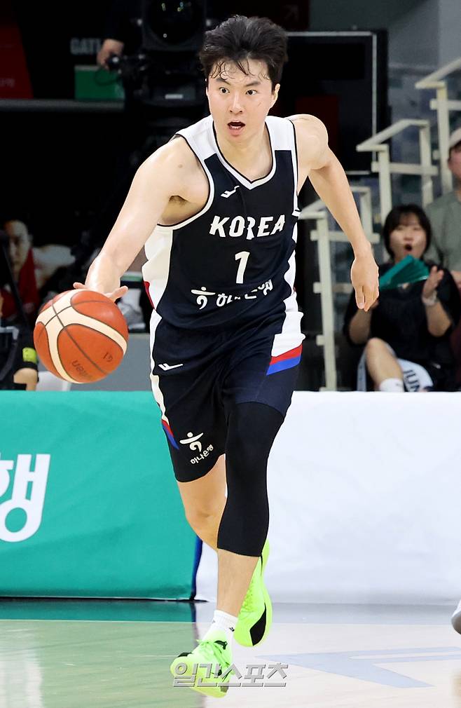 이현중이 13일 오후 경기도 안양시 안양 정관장 아레나에서 열린 대한민국과 일본의 '하나은행 초청 2025 남자농구 국가대표 평가전' 2차전에서 드리블을 하고 있다. 안양=김민규 기자 mgkim1@edaily.co.kr /2025.07.13/