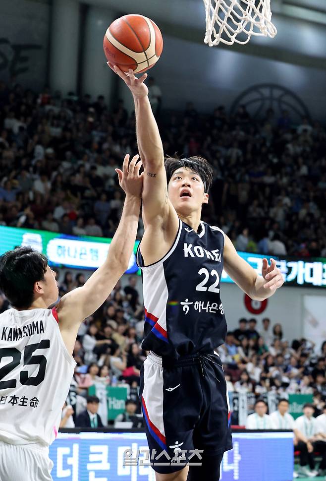 여준석이 13일 오후 경기도 안양시 안양 정관장 아레나에서 열린 대한민국과 일본의 '하나은행 초청 2025 남자농구 국가대표 평가전' 2차전에서 상대 수비를 따돌리고 레이업슛을 성공하고 있다. 안양=김민규 기자 mgkim1@edaily.co.kr /2025.07.13/