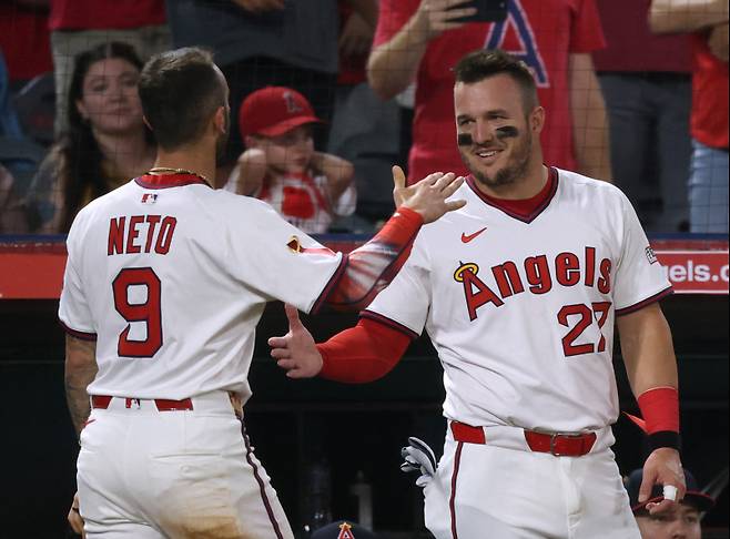 <yonhap photo-3908=""> ANAHEIM, CALIFORNIA - JULY 09: Mike Trout #27 of the Los Angeles Angels celebrates a run of Zach Neto #9, to tie the game 8-8 with the Texas Rangers, on a two run single from Taylor Ward #3, during the seventh inning at Angel Stadium of Anaheim on July 09, 2025 in Anaheim, California. Harry How/Getty Images/AFP (Photo by Harry How / GETTY IMAGES NORTH AMERICA / Getty Images via AFP)/2025-07-10 13:32:52/ <저작권자 ⓒ 1980-2025 ㈜연합뉴스. 무단 전재 재배포 금지, AI 학습 및 활용 금지></yonhap>