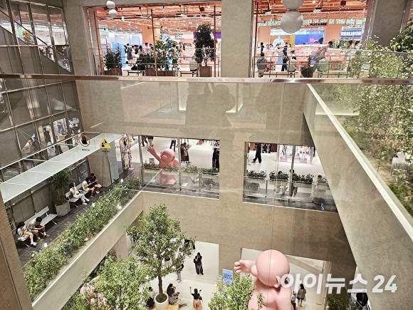 3층에서 내려다 본 커넥트현대 청주점 실내. [사진=표윤지 기자]