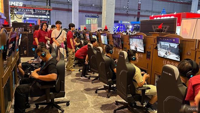 ▲ 금새 꽉 찬 시연대에선 각자 보스 공략에 여념이 없습니다