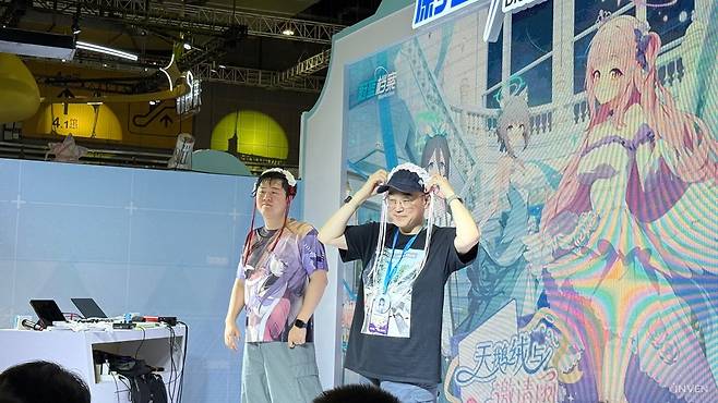 ▲ 그 옆으로 가면 있는 블루 아카이브 부스에서는 김용하 총괄 PD가 등장?