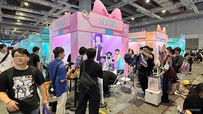 ▲ 코스어, 스트리머들이 직접 팬들과 만나는 존도 따로 마련되어 있고