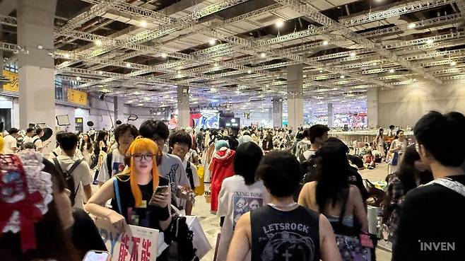 ▲ 인파는 좀처럼 빠질 기미가 안 보입니다