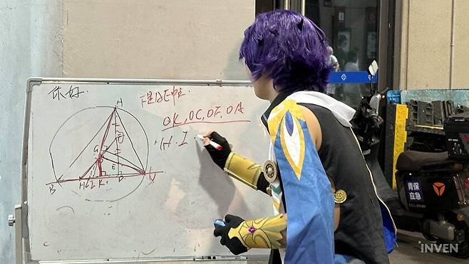 ▲ 골목에서 갑자기 마지막 과제를 내는  Dr. 레이시오, 그런데 교수님 무슨 말인지 하나도 모르겠는데요