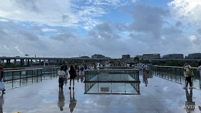 ▲ 한바탕 소나기는 그쳤지만 쉽사리 떨어지지 않는 발걸음, 다음 빌리빌리 월드에서는 어떤 놀라움이 기다릴까요?