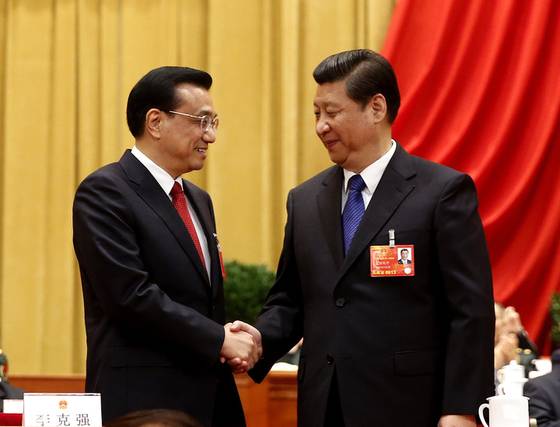 서로 악수를 나누는 리커창과 시진핑. 신화통신