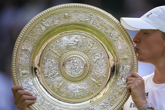 우승 트로피에 입맞추는 시비옹테크. AP=연합뉴스