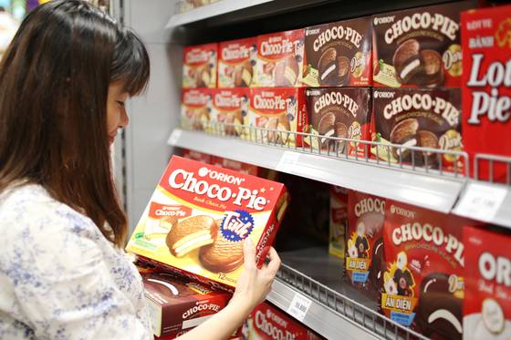 베트남의 한 대형마트에서 소비자가 오리온 초코파이를 고르고 있다. 사진 오리온