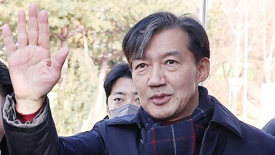 자녀 입시 비리와 청와대 감찰 무마 등 혐의로 기소돼 징역 2년 형이 확정된 조국혁신당 조국 전 대표가 2024년 12월 16일 오전 경기도 의왕 서울구치소 앞에서 수감되기 전 지지자들을 향해 손을 흔들고 있다. 연합뉴스