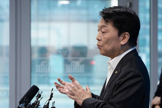 안철수 국민의힘 혁신위원장이 7일 서울 여의도 국회 소통관에서 기자회견을 열고 혁신위원장 사퇴 및 전당대회 출마를 밝힌 후 취재진 질문에 답하고 있다. 뉴스1