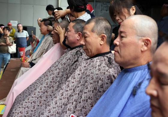 지난달 25일 전주·완주 통합을 추진 중인 김관영 전북지사의 '도민과의 대화'가 예정된 가운데 완주군청사 앞에서 완주군의원 10명이 통합에 항의하며 삭발하고 있다. 연합뉴스