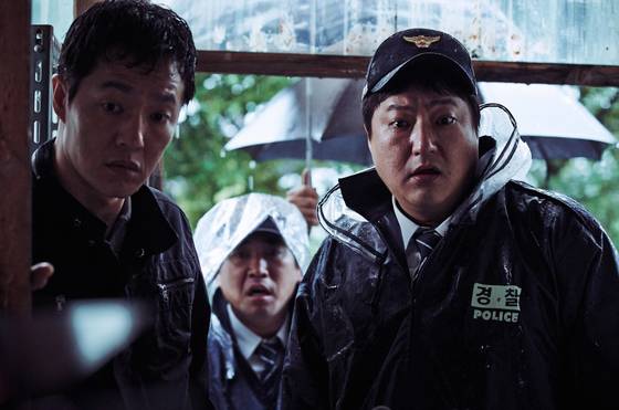 영화 '곡성'의 한 장면. 주인공 종구(곽도원)가 비가 세차게 쏟아지는 가운데 사건 현장을 보고 놀라고 있다.  사진 이십세기폭스코리아
