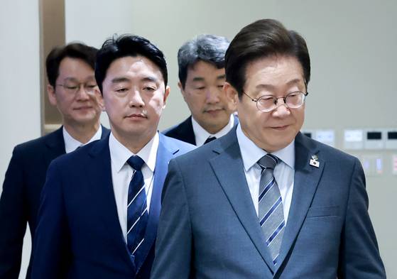 국무회의에 입장하는 이재명 대통령. 맨 왼쪽이 권혁기 의전비서관. 연합뉴스