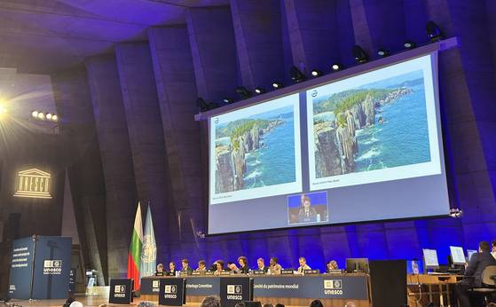 13일(현지시간) 프랑스 파리 유네스코 본부에서 열린 제47차 세계유산위원회에서 북한의 '금강산'이 소개되고 있다. 금강산은 이날 북한의 3번째 유네스코 세계유산으로 등재됐다. 연합뉴스