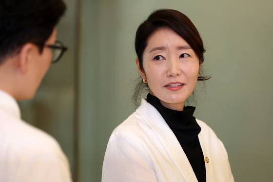 강선우 여성가족부 장관 후보자가 지난달 26일 오후 서울 종로구 이마빌딩에 마련된 인사청문회 준비 사무실에 출근하며 취재진 질문에 답변하고 있다. 뉴시스