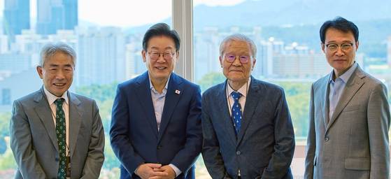 이재명 대통령이 11일 서울 용산 대통령실 청사에서 열린 언론인 오찬 회동에서 참석자들과 함께 기념촬영을 하고 있다. 왼쪽부터 정규재 전 한국경제신문 주필, 이 대통령, 조갑제 전 월간조선 편집장, 이규연 홍보소통수석. 뉴스1