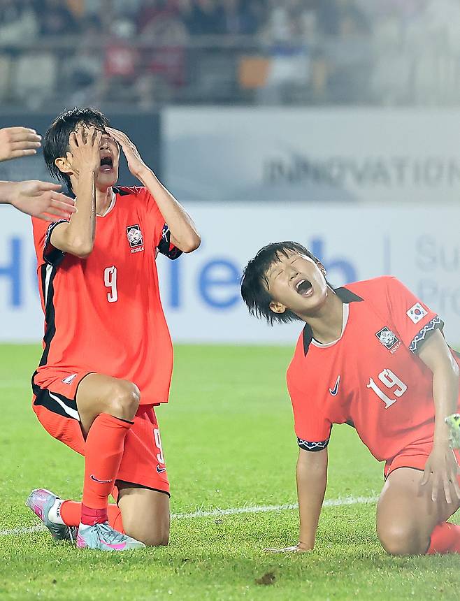 후반 결정적인 골찬스를 놓친 뒤 아쉬워하는 문은주와 정다빈(오른쪽). [뉴스1]