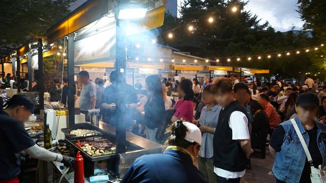 ▲ 낙동강 발원지 강원 태백 황지연못의 황부자며느리광장 일원에서 중앙로 상점가 상인회 주관으로 펼쳐지는 ‘황부자 며느리 야시장’이 지난 11일 정식 개장돼 오는 8월 30일까지 매주 금·토요일 오후 5시부터 밤 9시 30분까지 다양한 먹거리를 맛볼수 있는 부스, 개성 넘치는 상품들을 만날 수 있는 플리마켓, 현장에서의 버스킹 공연 등 다채로운 문화행사가 펼쳐져 시민·관광객들에게 특별한 여름밤의 즐거움을 선사한다.