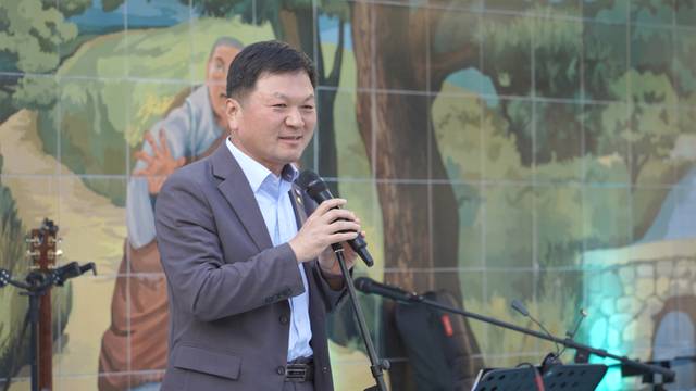 ▲ 낙동강 발원지 강원 태백 황지연못의 황부자며느리광장 일원에서 중앙로 상점가 상인회 주관으로 펼쳐지는 ‘황부자 며느리 야시장’이 지난 11일 정식 개장돼 오는 8월 30일까지 매주 금·토요일 오후 5시부터 밤 9시 30분까지 다양한 먹거리를 맛볼수 있는 부스, 개성 넘치는 상품들을 만날 수 있는 플리마켓, 현장에서의 버스킹 공연 등 다채로운 문화행사가 펼쳐져 시민·관광객들에게 특별한 여름밤의 즐거움을 선사한다.