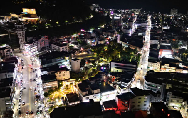 ▲ 낙동강 발원지 강원 태백 황지연못 황부자며느리광장 일원에서 중앙로 상점가 상인회 주관으로 펼쳐지는 ‘황부자 며느리 야시장’이 지난 11일 정식 개장돼 오는 8월 30일까지 매주 금·토요일 오후 5시부터 밤 9시 30분까지 다양한 먹거리를 맛볼수 있는 부스, 개성 넘치는 상품들을 만날 수 있는 플리마켓, 현장에서의 버스킹 공연 등 다채로운 문화행사가 펼쳐져 시민·관광객들에게 특별한 여름밤의 즐거움을 선사한다.