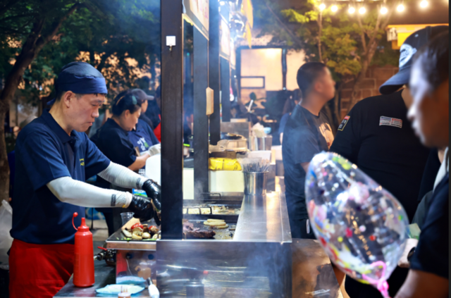 ▲ 낙동강 발원지 강원 태백 황지연못 황부자며느리광장 일원에서 중앙로 상점가 상인회 주관으로 펼쳐지는 ‘황부자 며느리 야시장’이 지난 11일 정식 개장돼 오는 8월 30일까지 매주 금·토요일 오후 5시부터 밤 9시 30분까지 다양한 먹거리를 맛볼수 있는 부스, 개성 넘치는 상품들을 만날 수 있는 플리마켓, 현장에서의 버스킹 공연 등 다채로운 문화행사가 펼쳐져 시민·관광객들에게 특별한 여름밤의 즐거움을 선사한다.