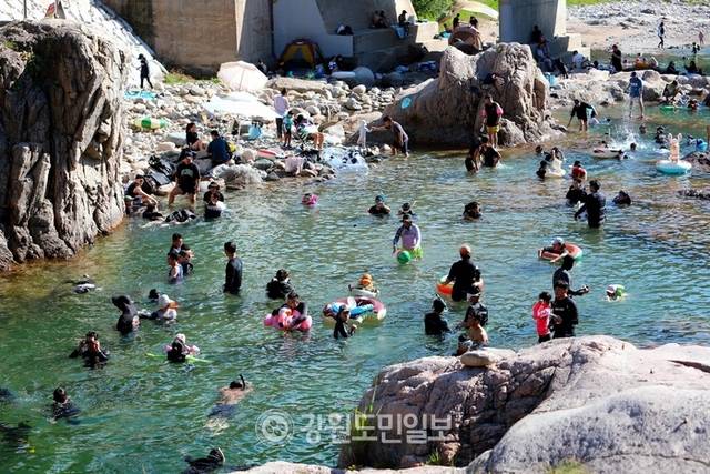 ▲ 연일 폭염이 이어지고 있는 가운데 지난 12일 인제군 북면 용대리 백담계곡 일원에서 무더위를 피해 방문한 관광객들이 시원한 피서를 즐기고 있다.