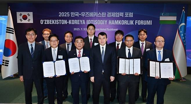 한국-우즈베키스탄 경제협력 포럼이 5일 오전 우즈베키스탄 힐튼 호텔 타슈켄트에서 열렸다. 앞줄 왼쪽부터 원도연 주 우즈벡 한국대사관 대사, 권명호 한국동서발전 사장, 김두겸 울산시장, 호자예프 잠시드 압두하키 모비치 우즈벡 경제부총리, 마마다미노프 우미드 마흐무도비치 에너지부 차관, 무토 우마로프 경제회의 의장. 울산시 제공