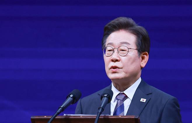 이재명 대통령이 13일 서울 강남구 코엑스에서 열린 2025 세계정치학회(IPSA) 서울총회 개막식에서 연설하고 있다. /사진=연합뉴스