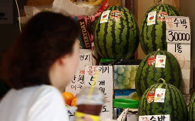 서울의 한 전통시장에 수박이 진열돼 있다. 사진=뉴스1