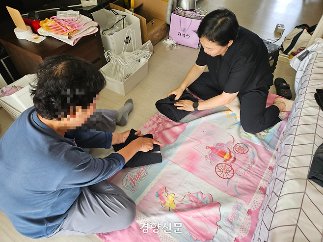 황선심 공간정리큐레이터가 11일 옷정리 방법을 교육하고 있다. 류인하 기자