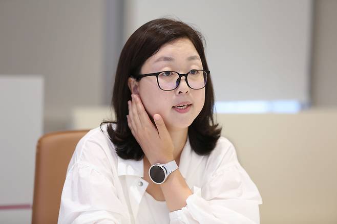 인스타툰 작가 소민지씨가 지난 10일 서울 용산 LG유플러스 사옥에서 익시오의 ‘보이는 전화’ 기능으로 바뀐 일상에 대해 이야기하고 있다. LG유플러스 제공