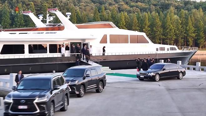 김정은 국무위원장이 지난 12일 세르게이 라브로프 러시아 외무장관과 김 위원장의 전용 요트에서 만난 모습을 조선중앙TV가 13일 방영했다. 조선중앙TV화면=연합뉴스