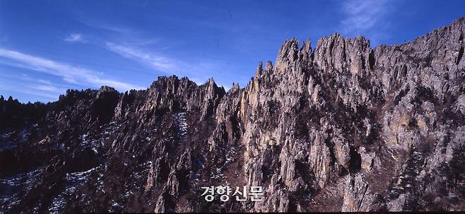 분단 반세기만에 성사된 금강산 관광을 즐기고 있는 관광객들과 금강산 절경. 경향신문 자료사진