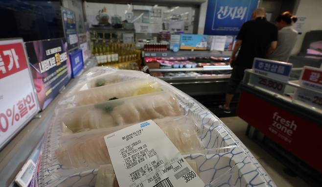 광어·우럭 가격 ‘껑충’ 기후변화의 영향으로 국내 소비량이 많은 광어와 우럭의 가격이 오르고 있다. 한국해양수산개발원에 따르면 지난달 광어 도매가격은 전년 동기 대비 14.0%, 우럭은 41.8% 올랐다. 13일 서울의 한 대형마트 수산물 매장에 광어회가 진열돼 있다. 연합뉴스