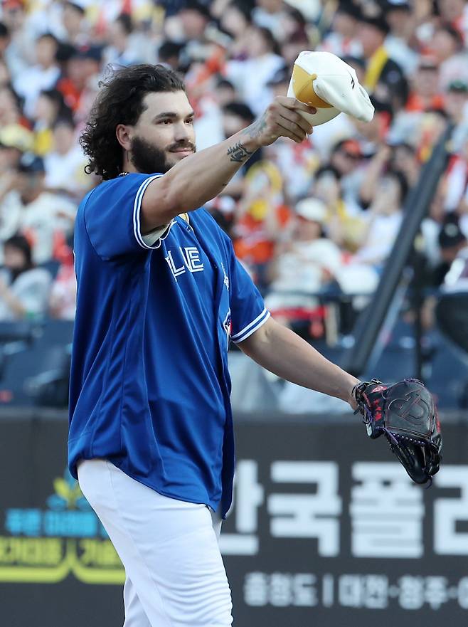 한화 코디 폰세가 지난 12일 대전에서 열린 올스타전에서 팀 동료 류현진의 미국 메이저리그 시절 유니폼을 입고 팬들에게 인사하고 있다. 연합뉴스