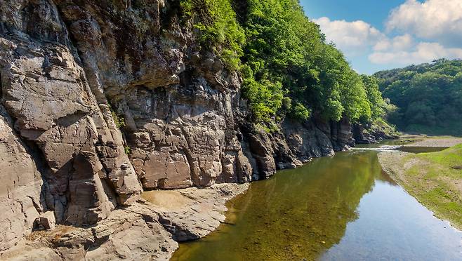 Landscape and topography of the petroglyphs along Bangucheon in Ulsan (Ulsan Metropolitan City)