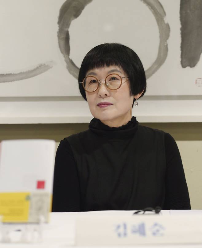 Poet Kim Hye-soon attends a press conference in Seoul after winning Canada’s Griffin Poetry Prize in 2019. (Moonji Publishing)