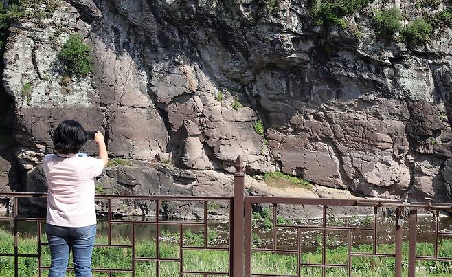 ″Petroglyphs along the Bangucheon Stream″ in Daegok-ri, Eonyang in Ulsan [KOREA HERITAGE SERVICE]