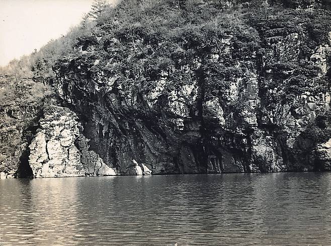 ″Petroglyphs along the Bangucheon Stream,″ in Daegok-ri, Eonyang in Ulsan, in 1971, when they were first discovered [JOONGANG ILBO]