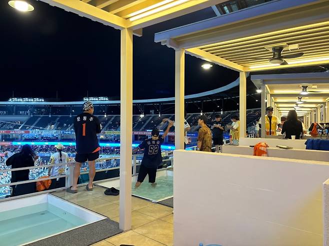 인피니티 풀 옆에 마련된 자쿠지 관람석. 최원준 기자