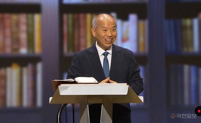 김병삼 만나교회 목사가 13일 예배 현장에서 역사 강사 설민석을 강단으로 초대한 배경을 소개하고 있다. 만나교회 유튜브 캡처