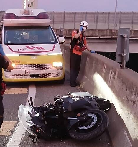 수도권 제1순환고속도로 송내IC 램프구간 오토바이 옹벽 출동사고 현장. 경기도소방재난본부 제공