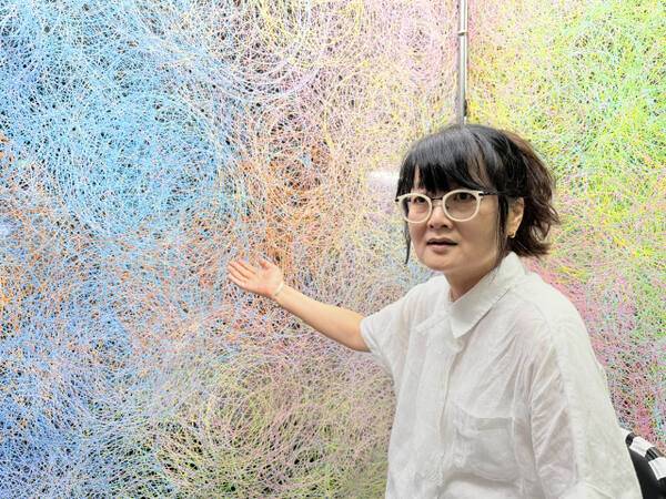 최세경 작가가 가변 설치 작품 ‘치유의 방’을 설명하고 있다. 예술공간 아름 제공