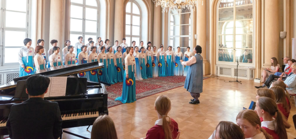 지난달 슬로바키아 브라티슬라바에서 열린 ‘브라티슬라바 합창&오케스트라 페스티벌 2025’에서 수원여성합창단이 공연을 하고 있다. 수원여성합창단 제공