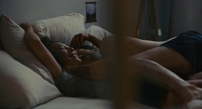 나영의 남편은 오래 전부터 해성의 존재를 알고 있었다. 그가 나영의 첫사랑이라는 것도. 그럼에도 남편은 아내가 첫사랑을 만나게 허용해준다. [출처=IMDb]