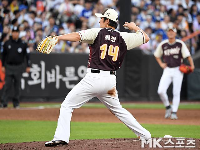 12일 올스타전에서 투수로 등판한 최정. 사진(대전)=천정환 기자