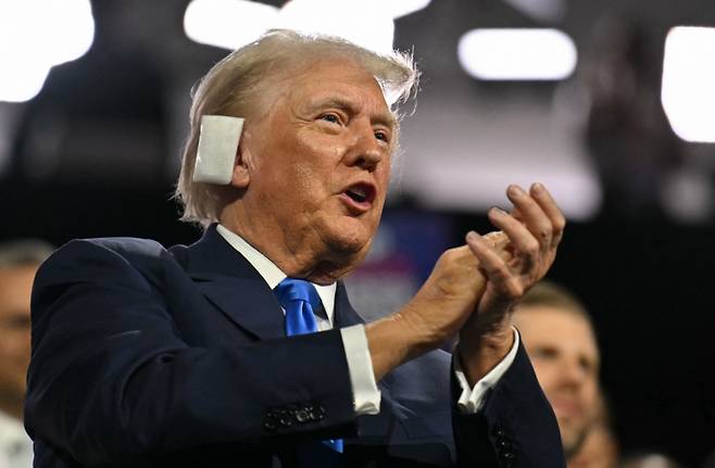 2024년 7월16일(현지시간) 도널드 트럼프 미국 대통령이 귀에 붕대를 감은 채로 위스콘신 밀워키에서 열린 공화당 전당대회 2일차에 참석해 박수를 치고 있다./사진=AP(뉴시스)