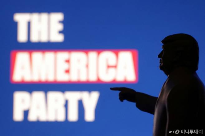(로이터=뉴스1) 김경민 기자 = 도널드 트럼프 미국 대통령 미니어쳐가 일론 머스크가 창당을 선언한 '미국당' 글씨를 쳐다보고 있다. 2025.7.7  ⓒ 로이터=뉴스1  Copyright (C) 뉴스1. All rights reserved. 무단 전재 및 재배포,  AI학습 이용 금지. /사진=(로이터=뉴스1) 김경민 기자